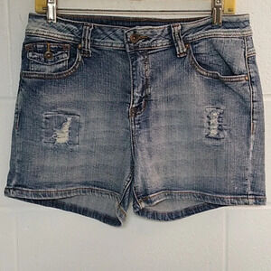 CATO DISTRESSED DENIM 5 POCKET 3" STRETCH MIDRISE JEAN SHORTS